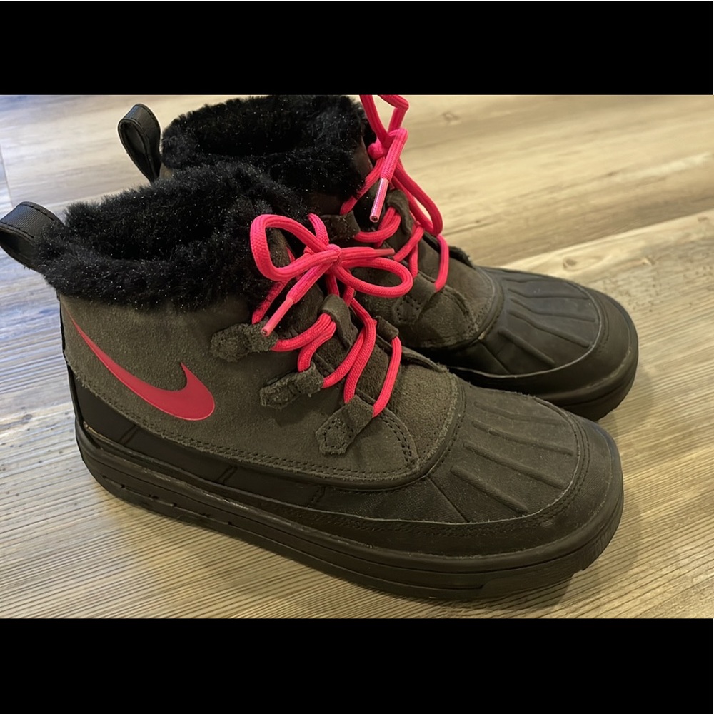 Girls Nike Winter Boots Youth Size 9 Gray Pink